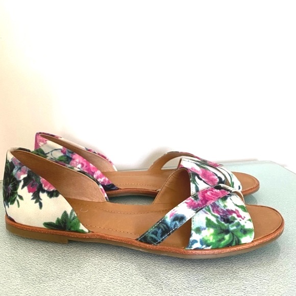 Franco Sarto women’s floral sandals. - Picture 2 of 7